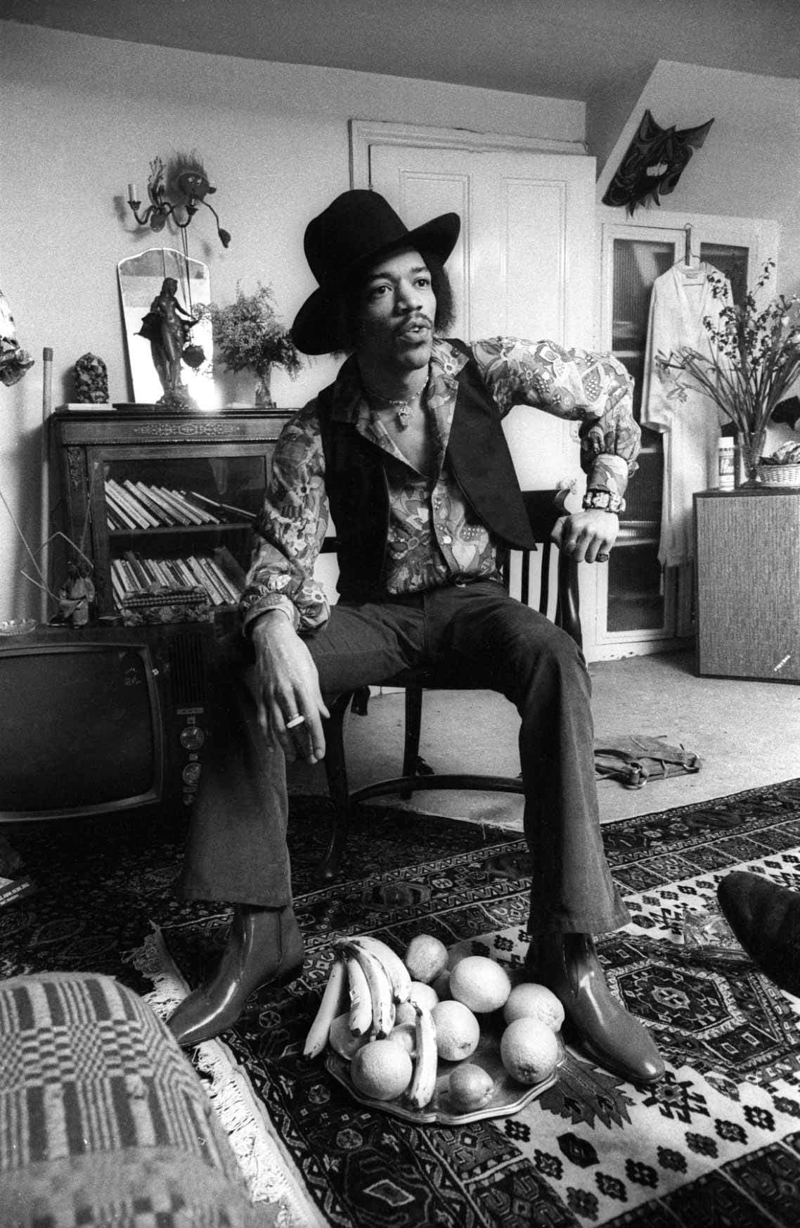 384 A 8 Jimi Hendrix at 23 Brook Street 1969 Credit c Barrie Wentzell